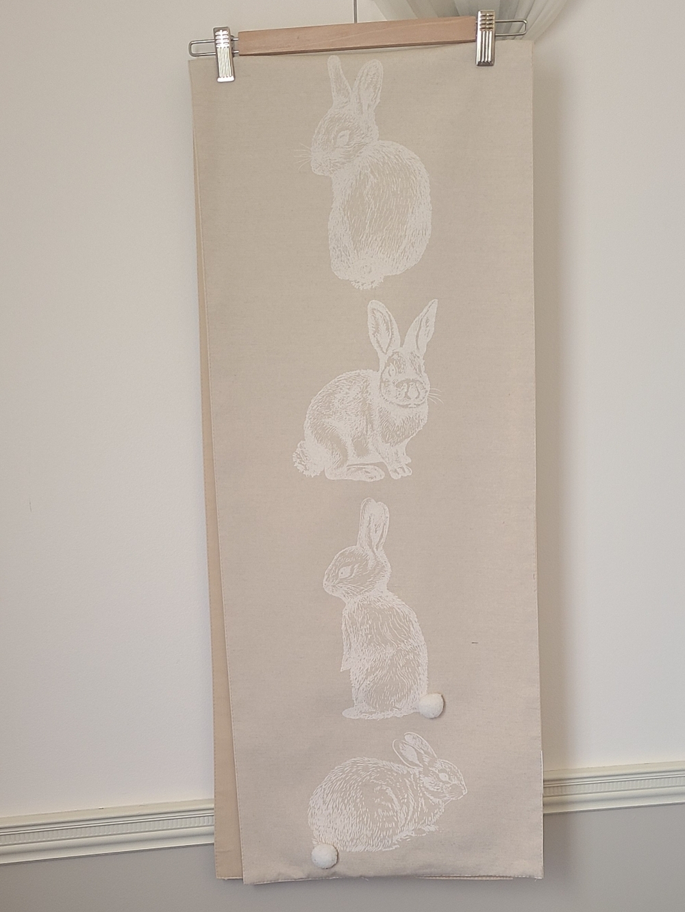 Table Runner / Soft Neutral Design